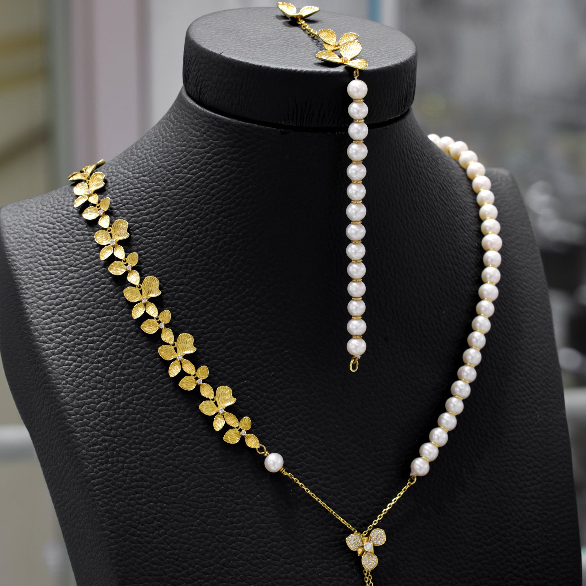 Gold And Diamond Necklace Set By Saleh Sallom